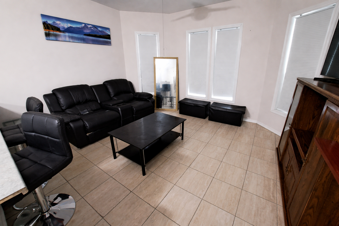 280 Christina St S - 1- bdrm