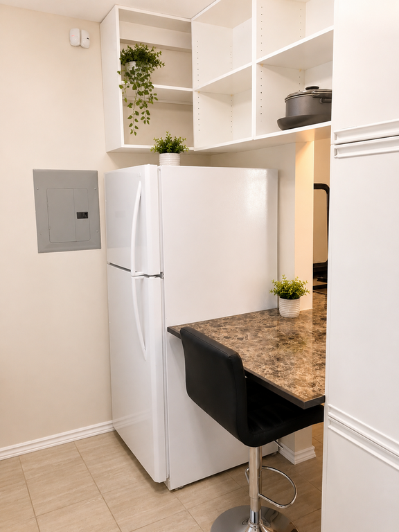 280 Christina St S - Bachelor