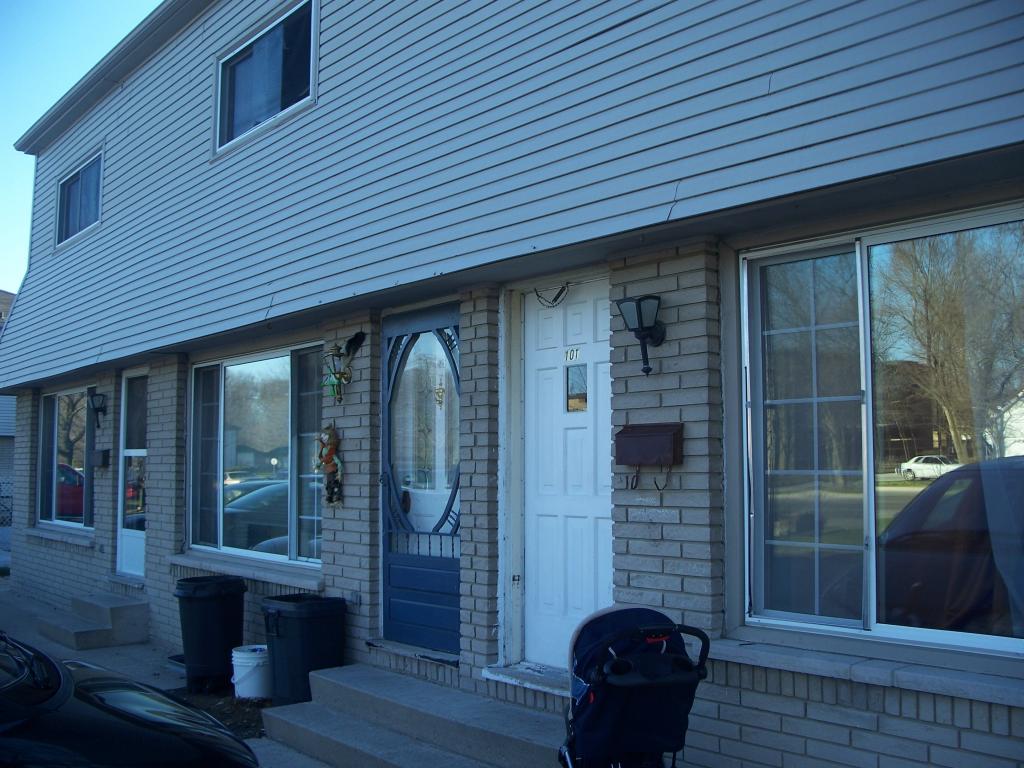 451 Lyndoch Street, Corunna, ON N0N 1G0 — photo 1