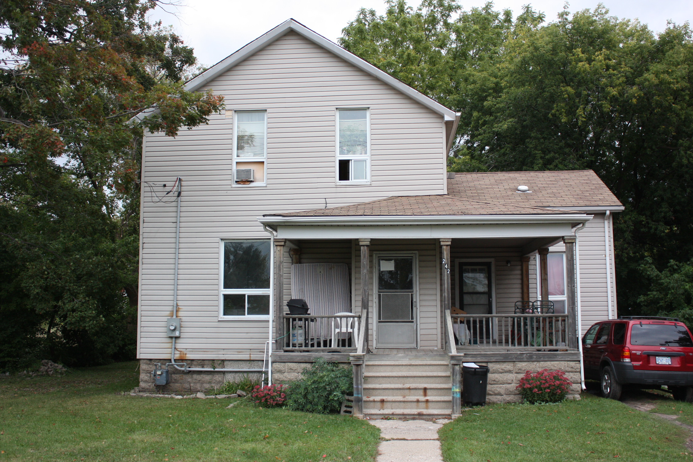 242 Christina St S, Sarnia, ON N7T 2N3 — photo 1