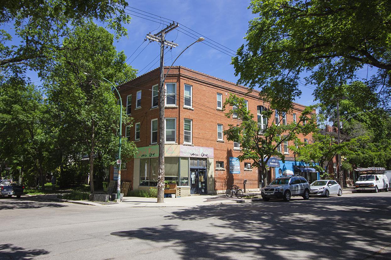 875 Westminster Avenue