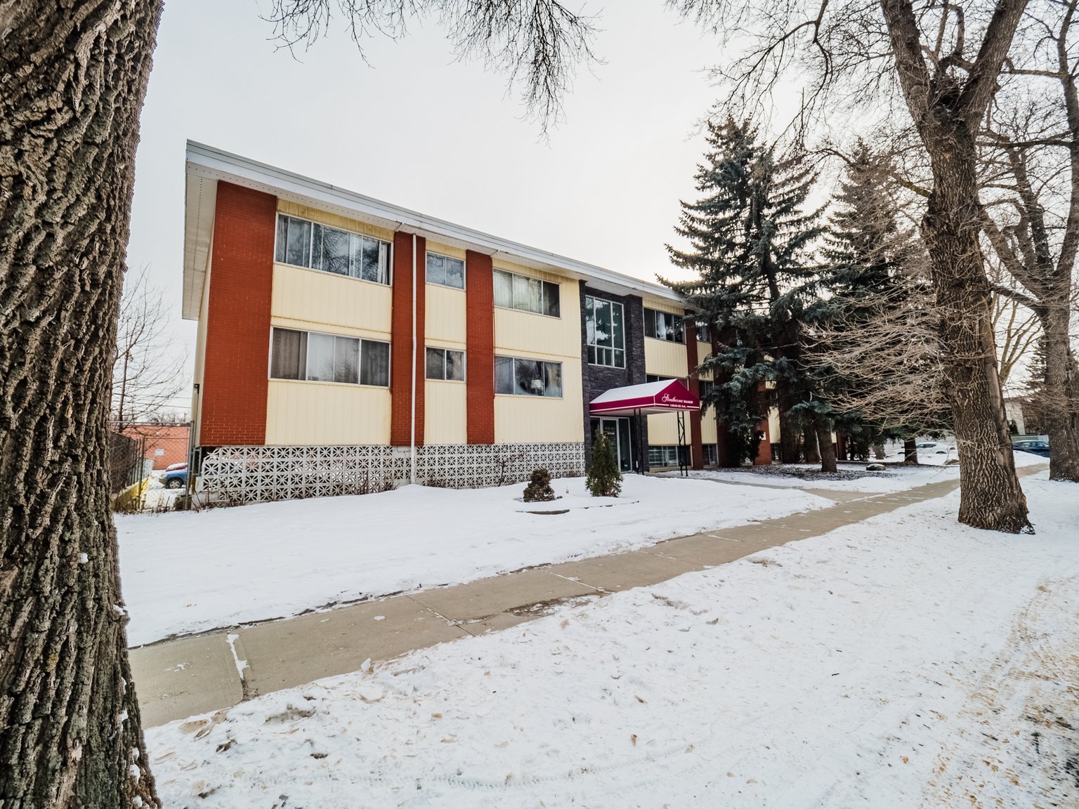 Strathcona Manor - Photo 2