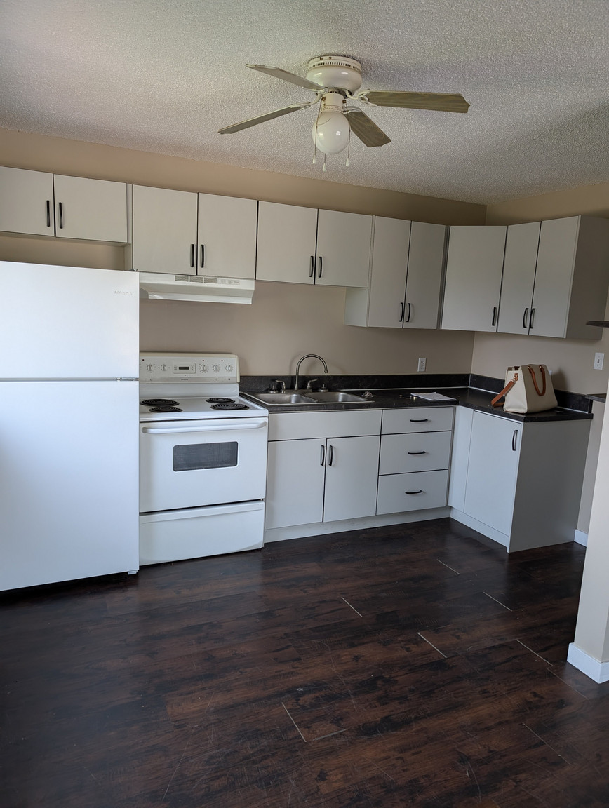 Viking Apartments - Photo 2