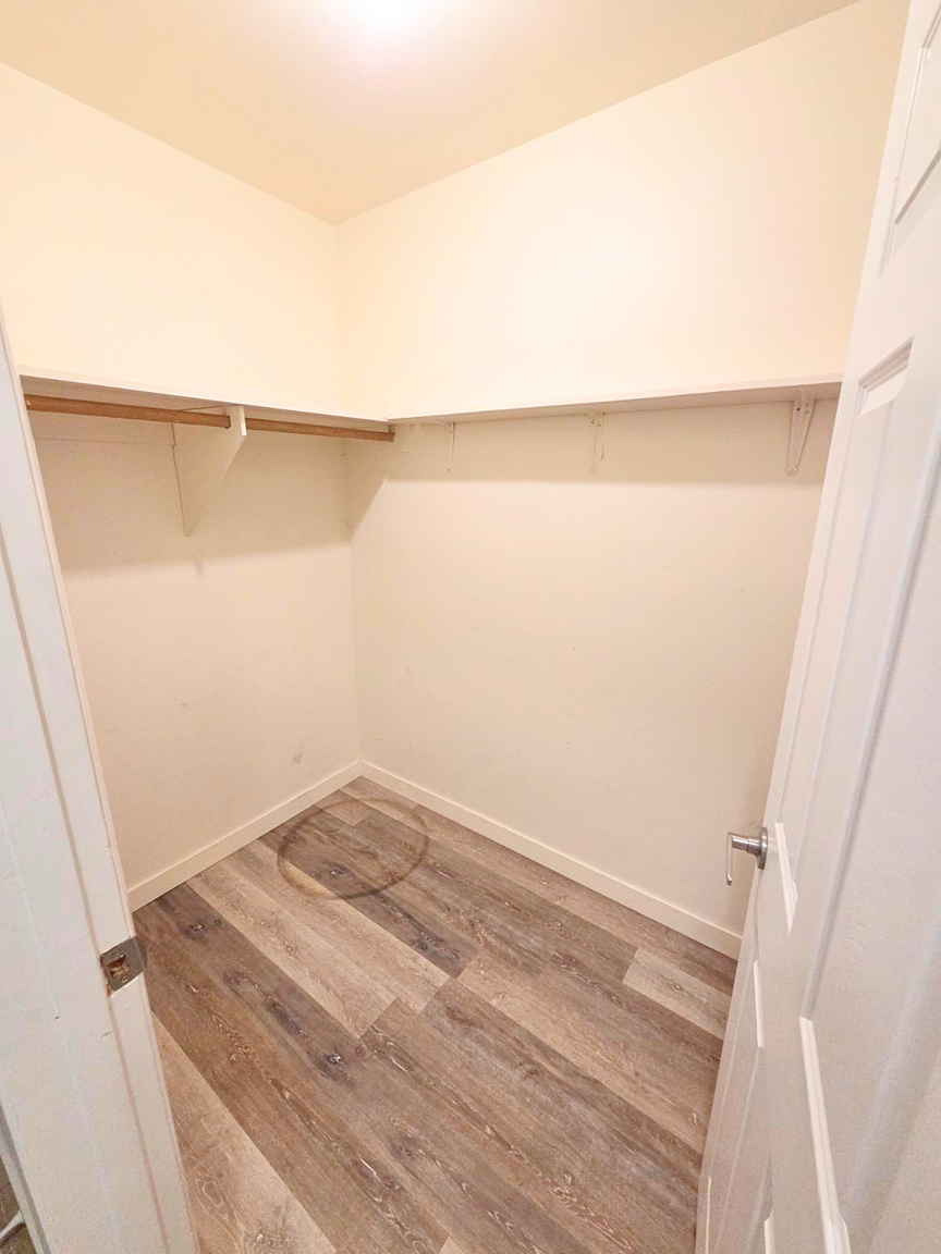 Strathcona Manor - Photo 9