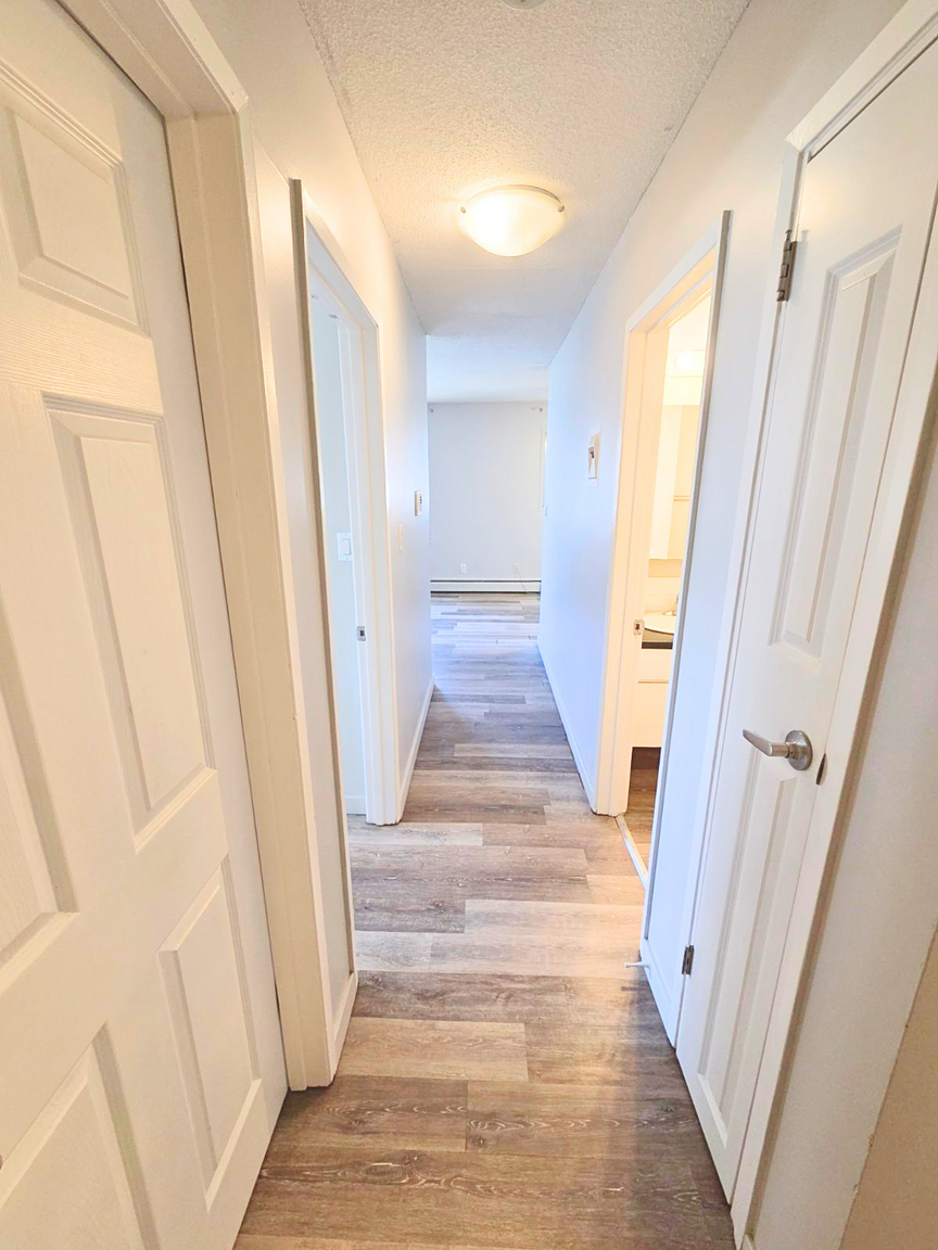 Strathcona Manor - Photo 11