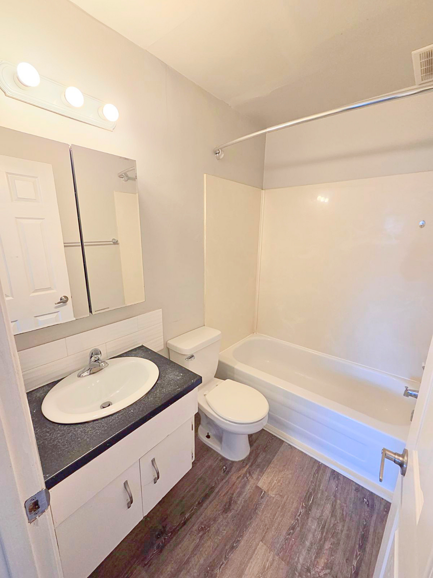 Strathcona Manor - Photo 13