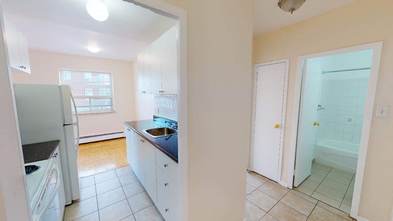 506 Danforth Apartments - Photo 37