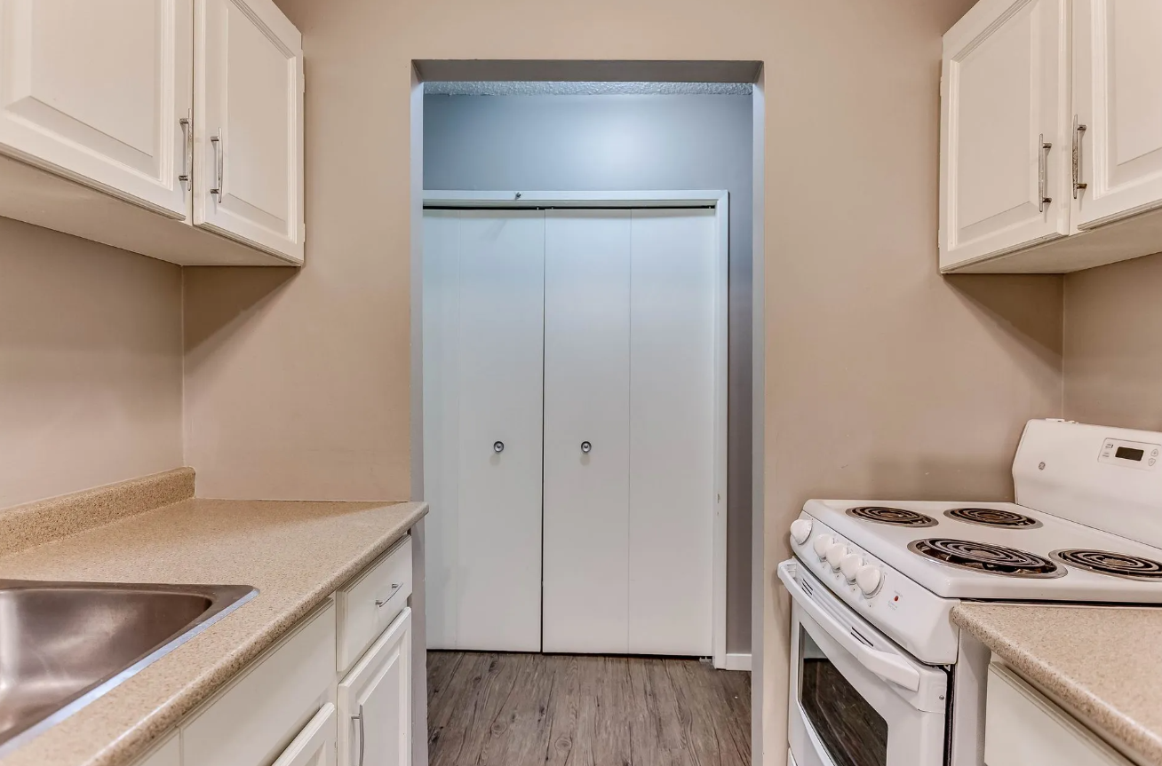 Elliston Place Apartments - Photo 10
