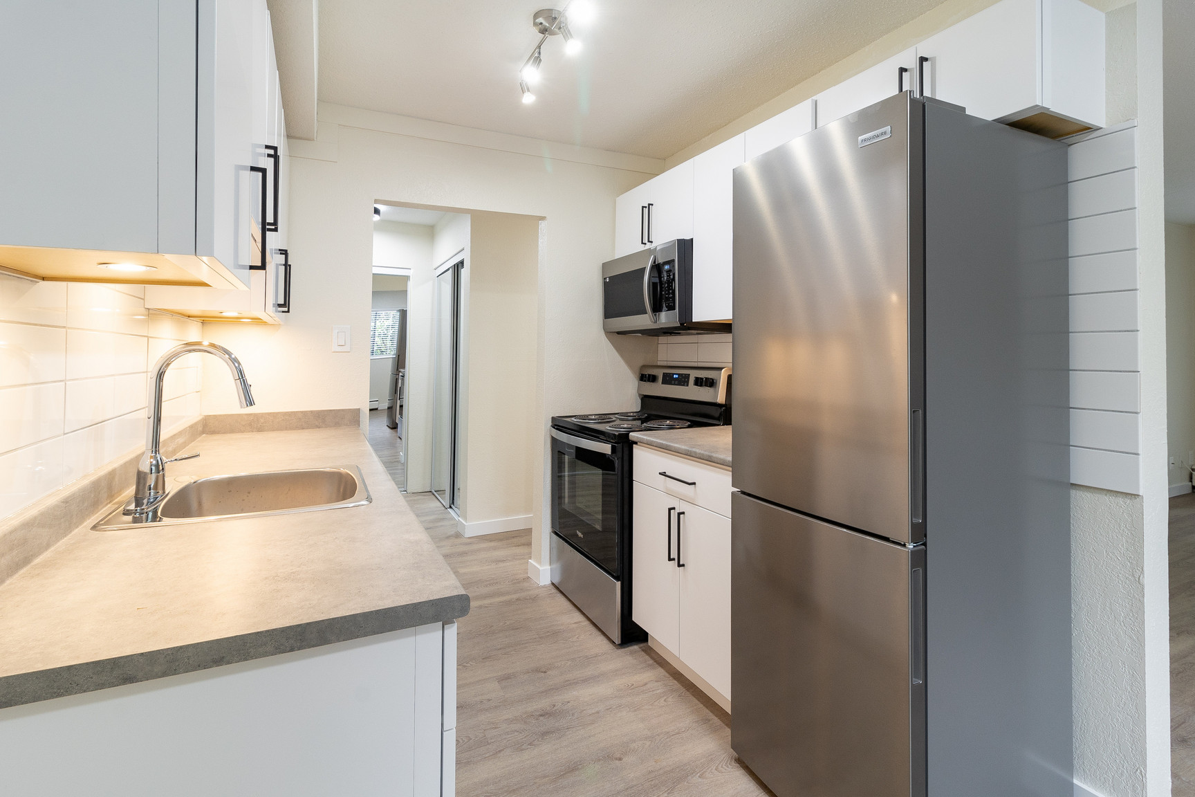 Tiffany Gardens Apartments - Photo 2