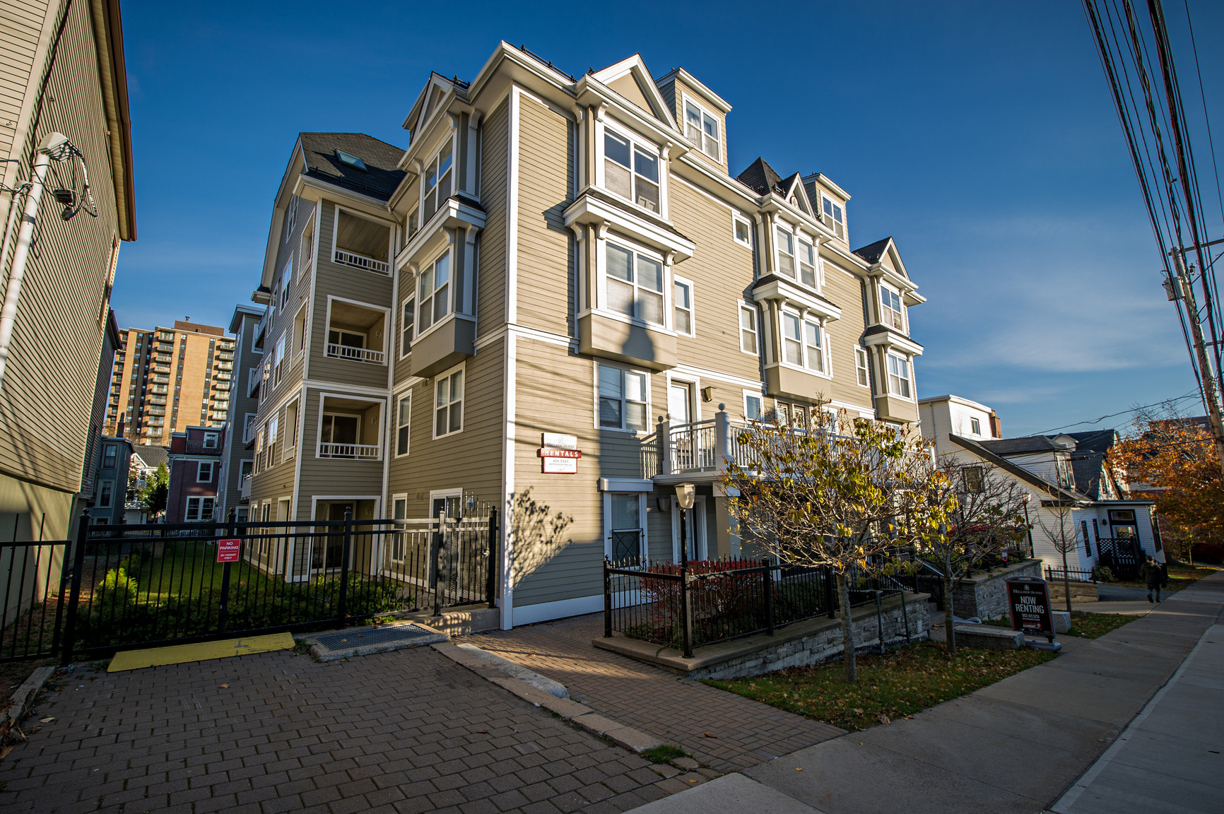 Hillside Suites - Photo 24
