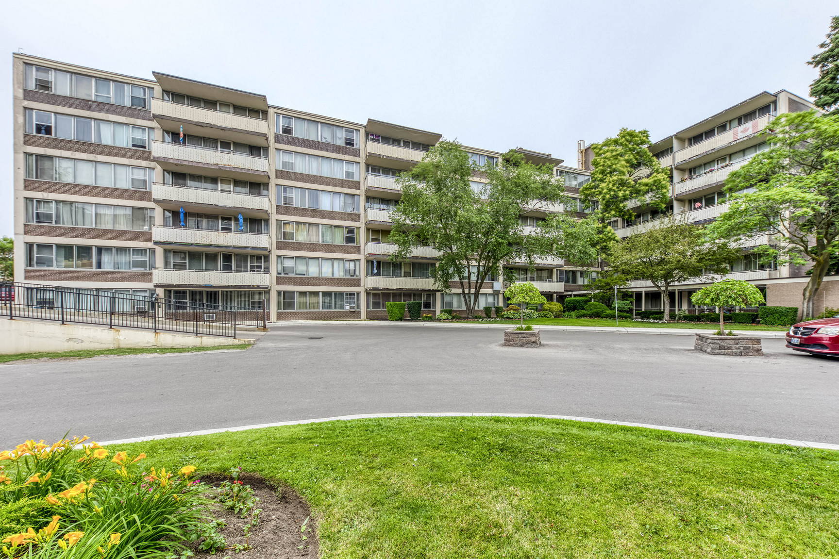 2&4 Milepost, 52, 54, 56, 58 Thorncliffe Park Drive - Photo 26