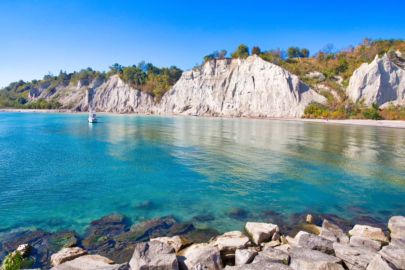 Turquoise water and sandy shoreline beneath the Scarborough Bluffs.