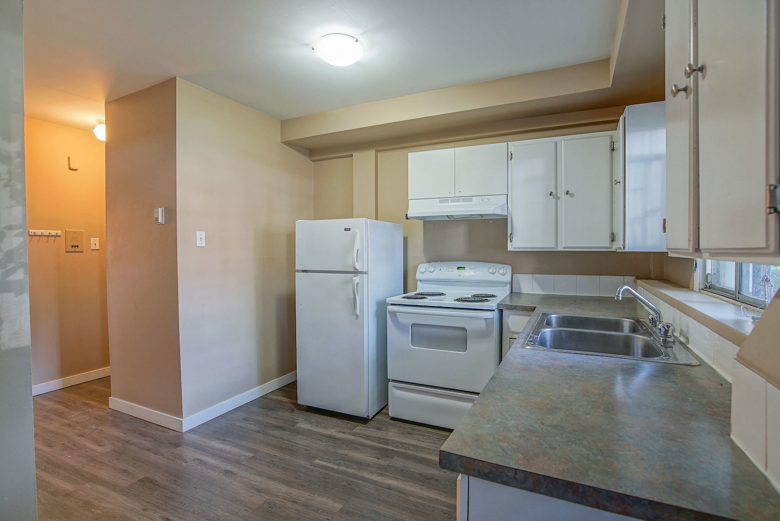 Clairmont Apartments - Photo 2