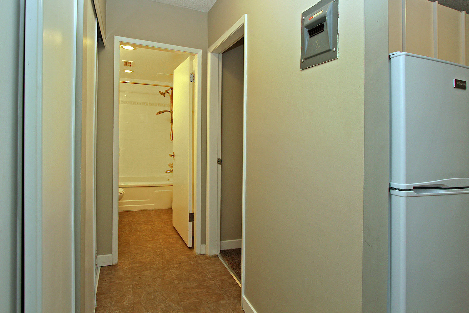 Cameron Arms in Lower Mount Royal - Free Early Move In By August 1st - Photo 11