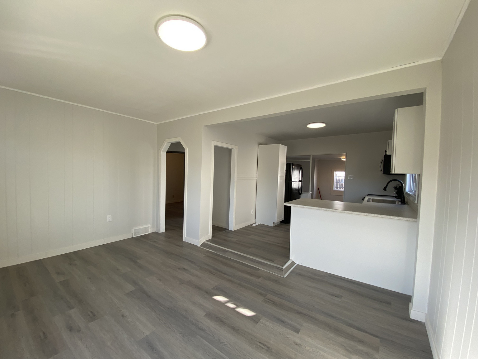 1911 William Avenue West - Photo 2