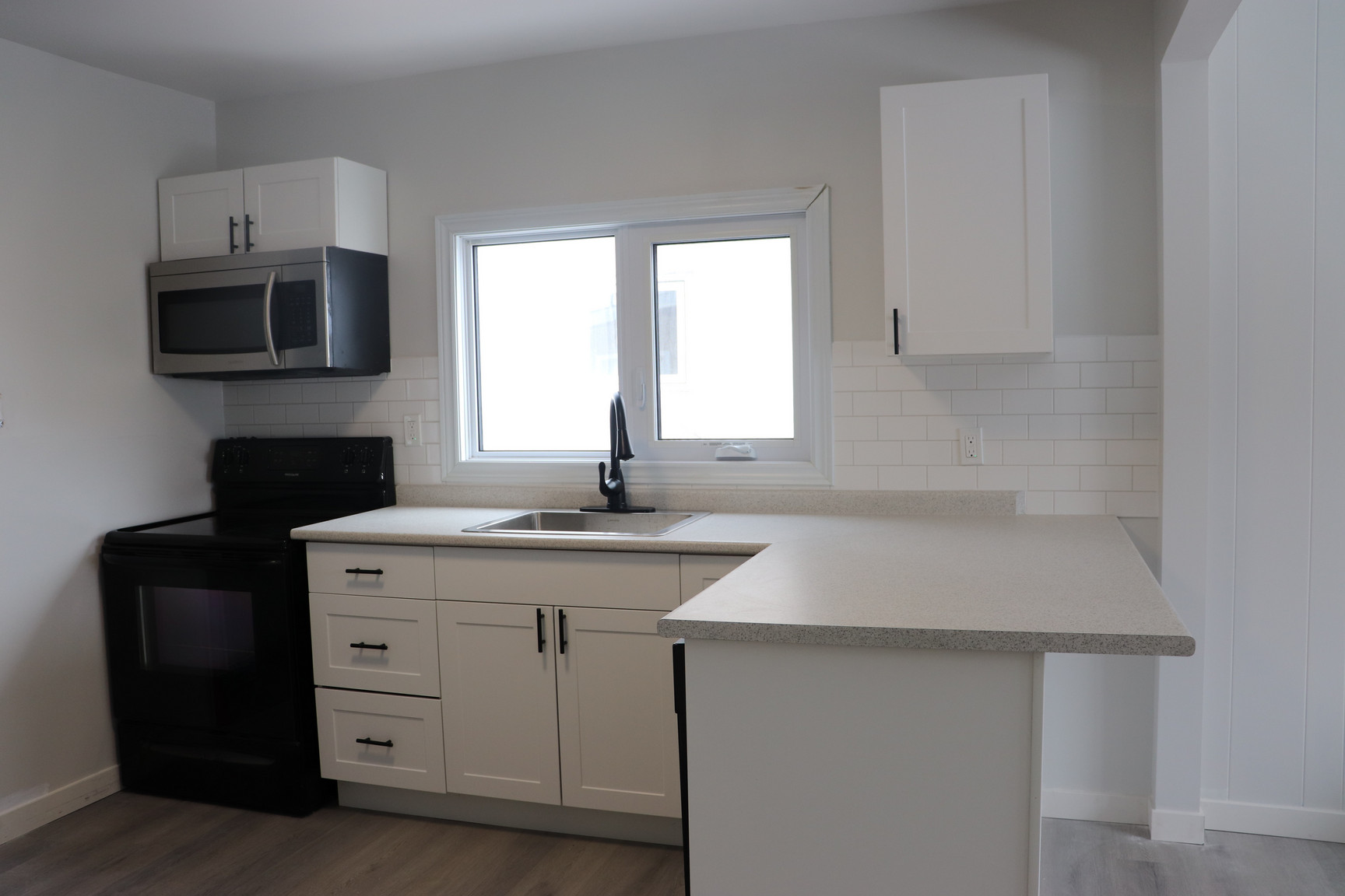 1911 William Avenue West - Photo 3