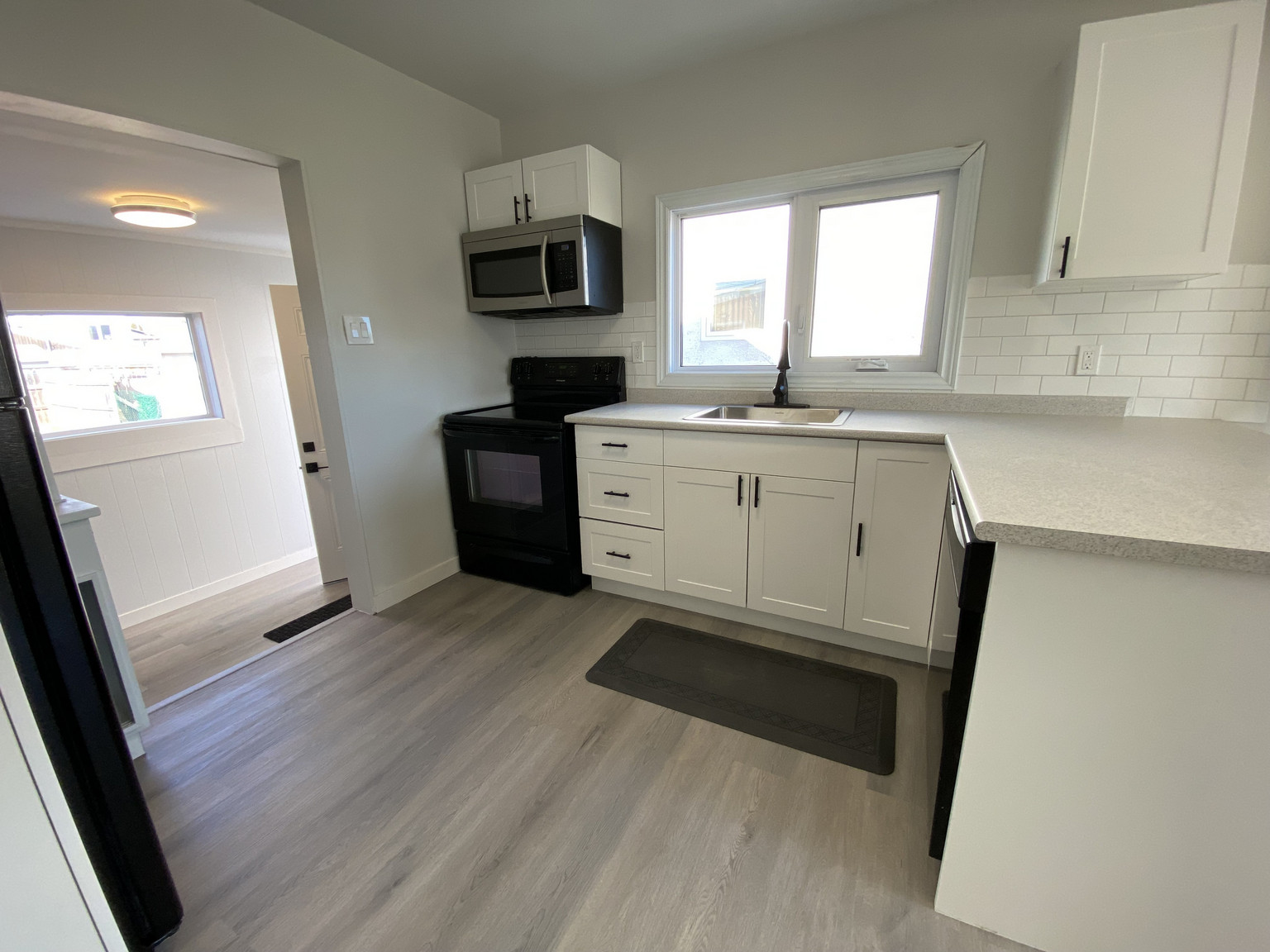 1911 William Avenue West - Photo 4