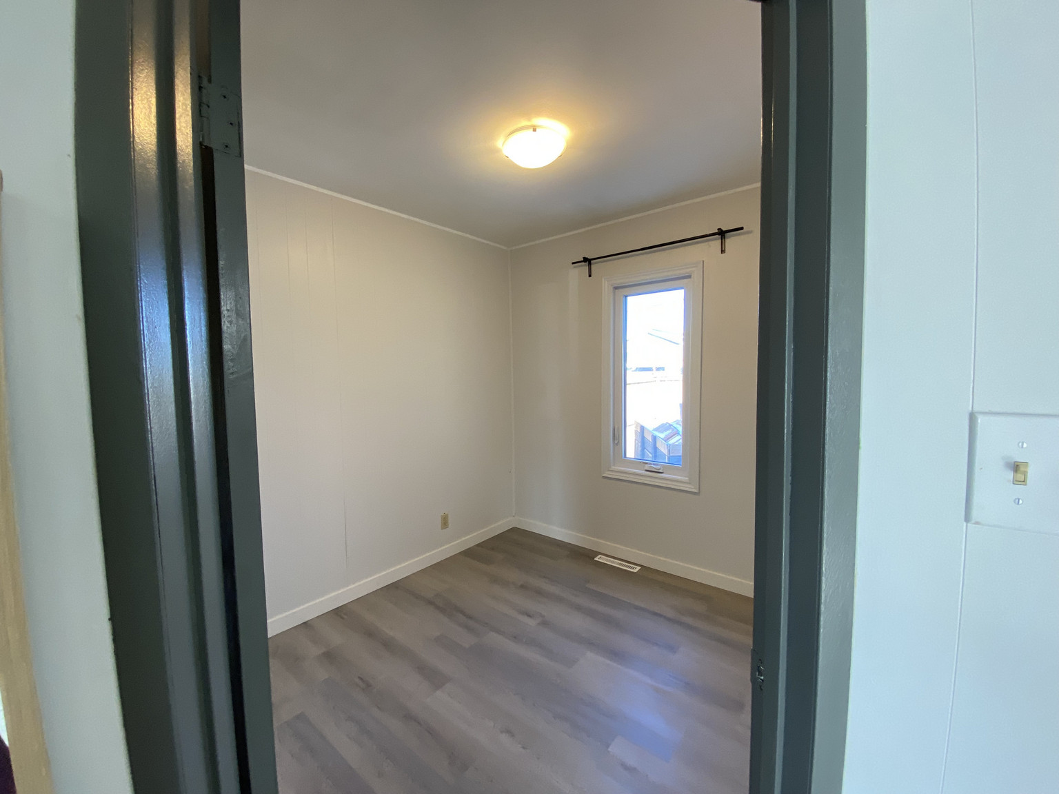 1911 William Avenue West - Photo 6