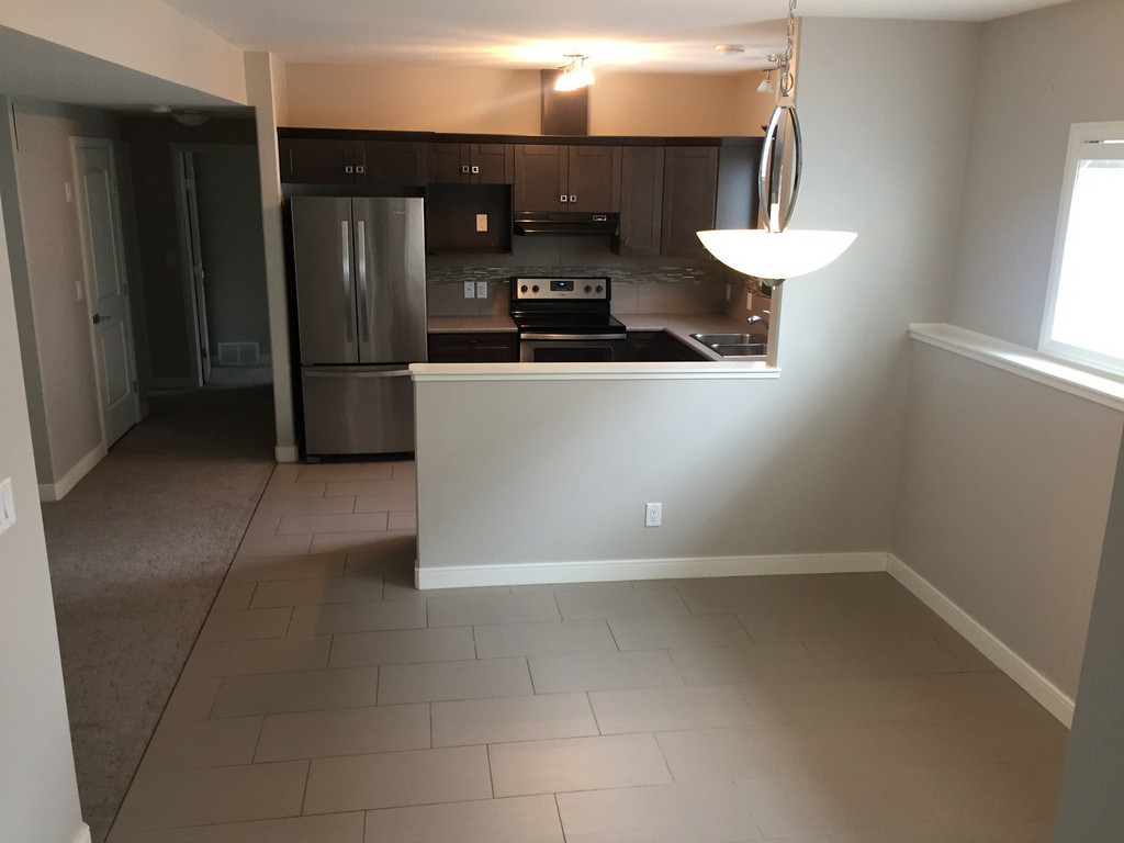 12925 Oak Road - 2 Bedroom Lower Duplex