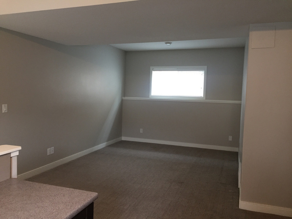 12925 Oak Road - 2 Bedroom Lower Duplex