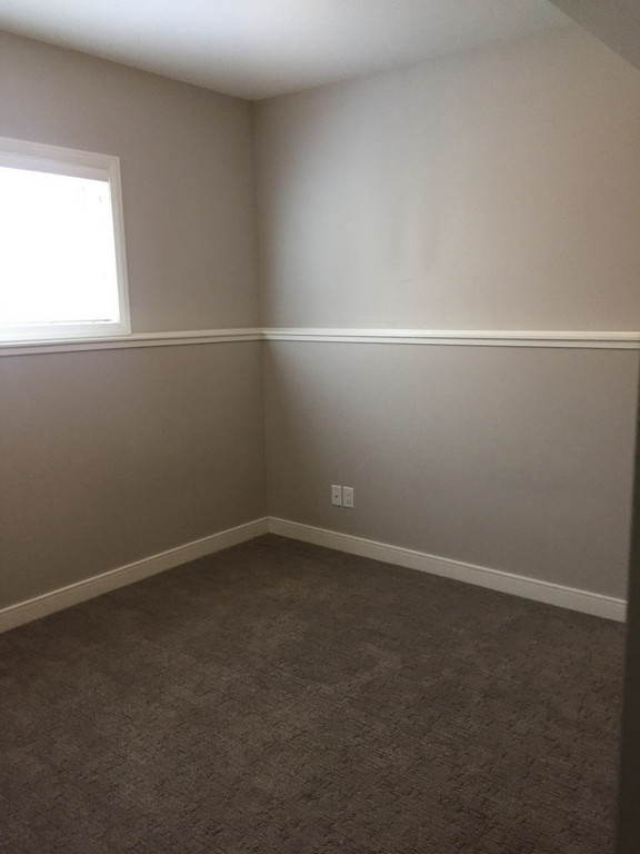 12925 Oak Road - 2 Bedroom Lower Duplex