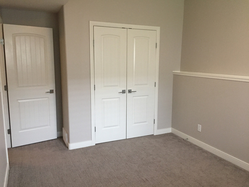 12925 Oak Road - 2 Bedroom Lower Duplex