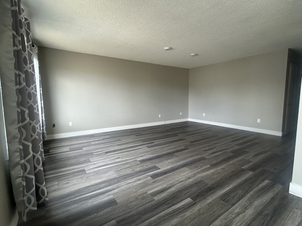 9319A 105 Avenue - Upper 3 Bedroom Duplex