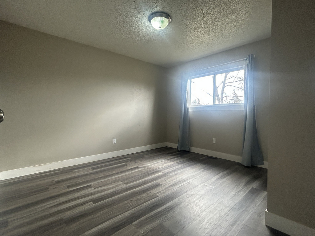 9319A 105 Avenue - Upper 3 Bedroom Duplex