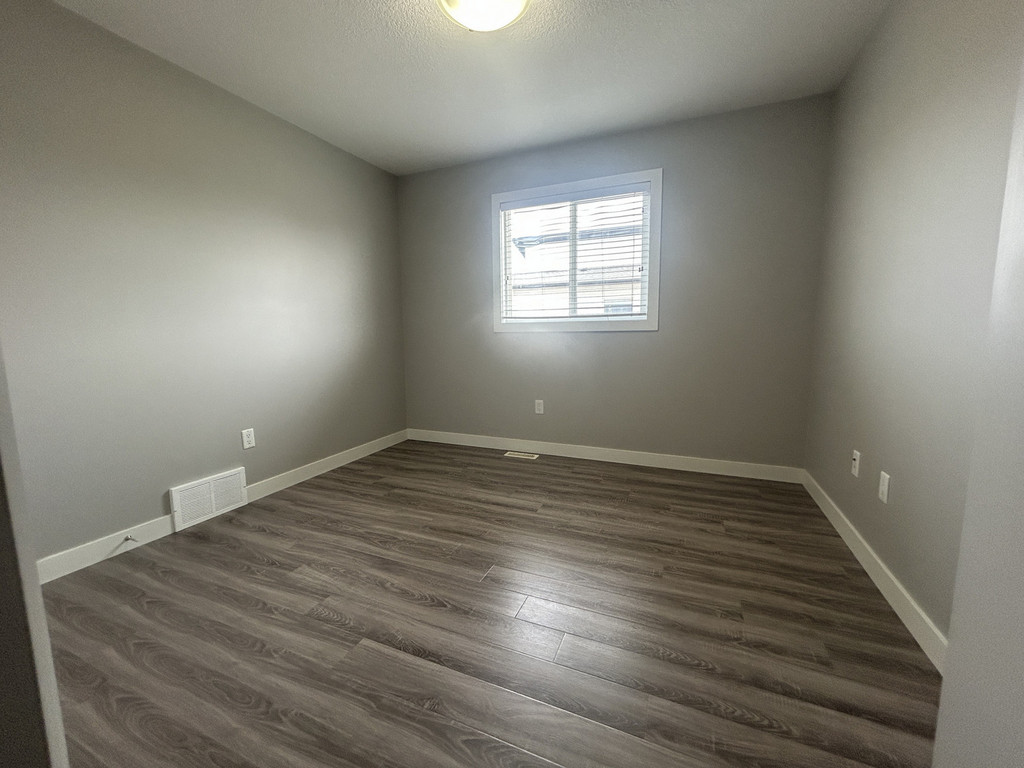 10486B 131 Avenue - Upper Duplex 