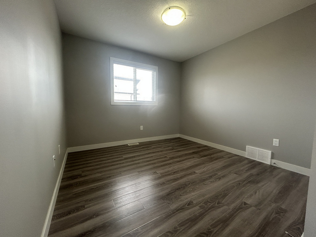 10486B 131 Avenue - Upper Duplex 