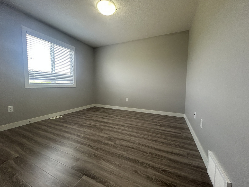 10486B 131 Avenue - Upper Duplex 