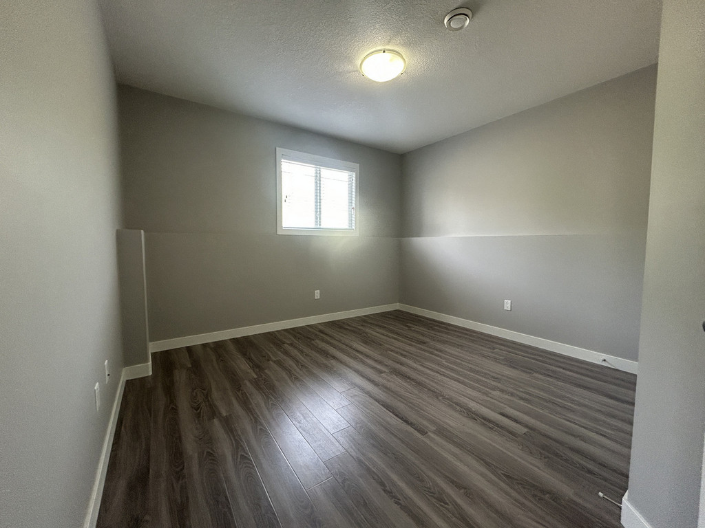 10486A 131 Avenue - Lower Duplex