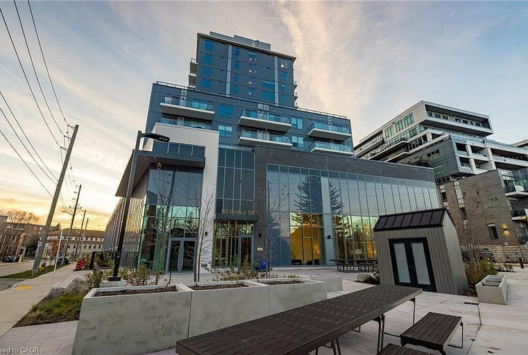 93 Arthur Street  South 404