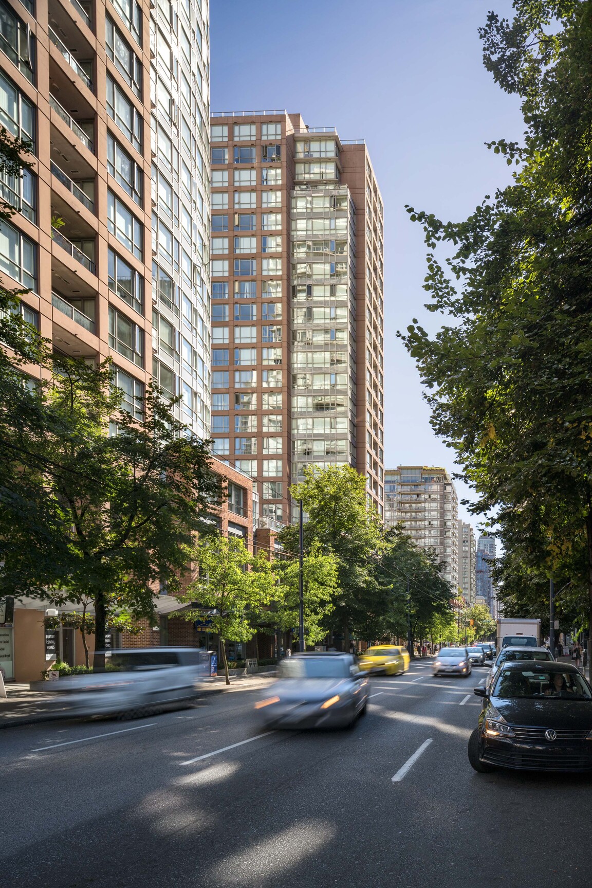 Metropolitan Towers - Photo 21