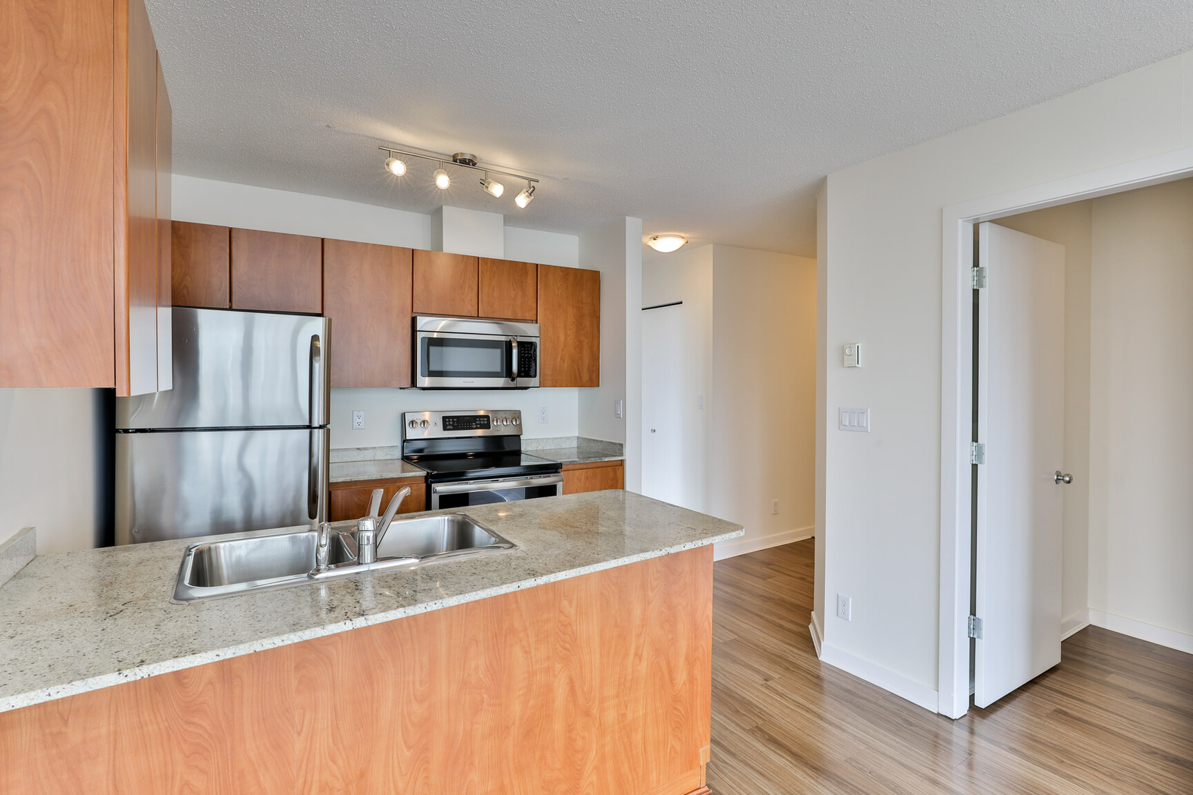 Metropolitan Towers - Photo 22