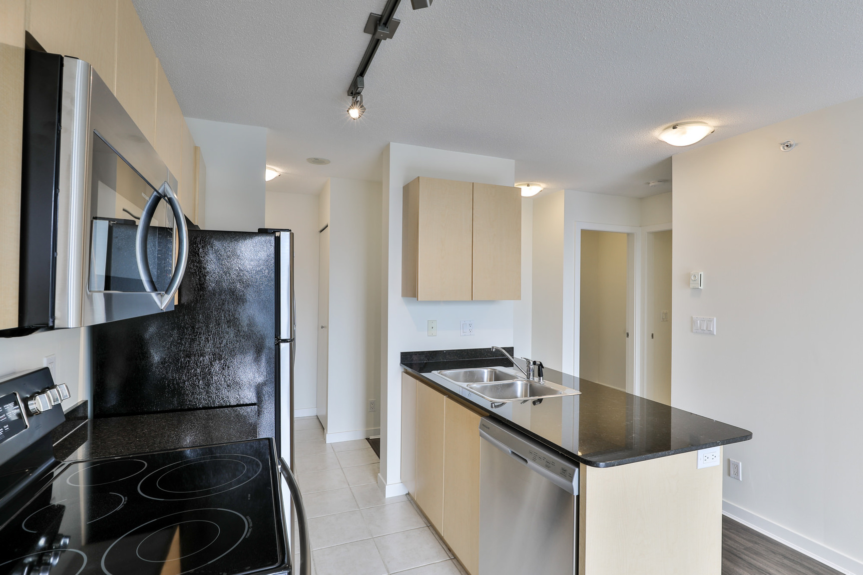 Metropolitan Towers - Photo 28