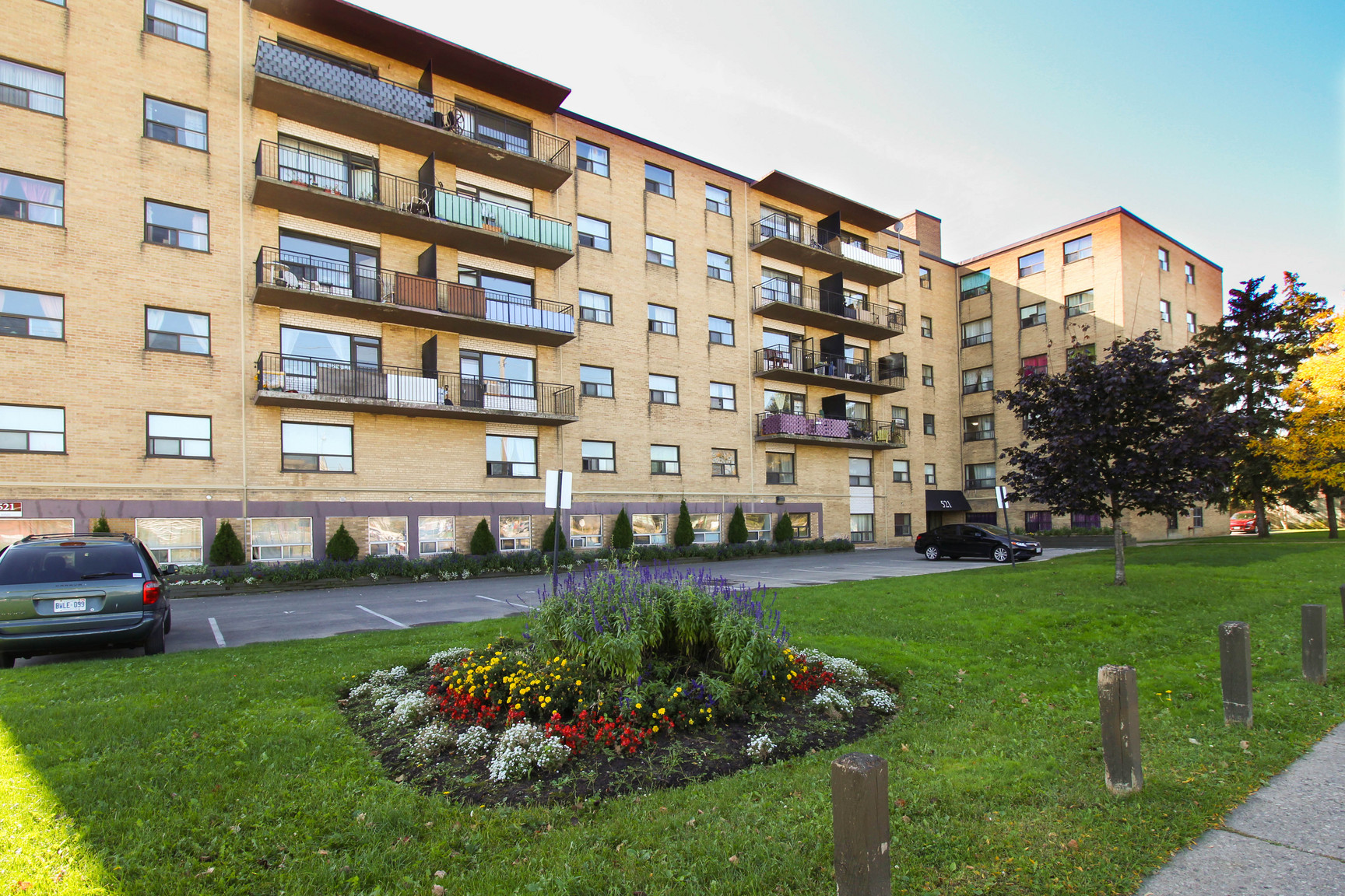 521 Finch Avenue West - Photo 2