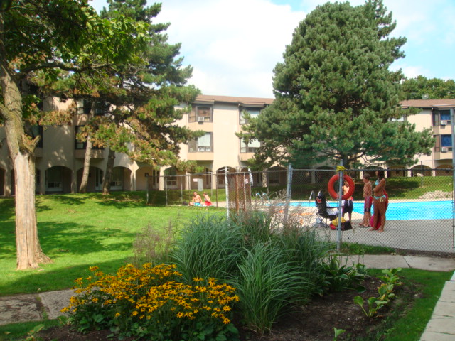 1-31 Valleywoods Rd, North York, ON M3A 2R4 — photo 2
