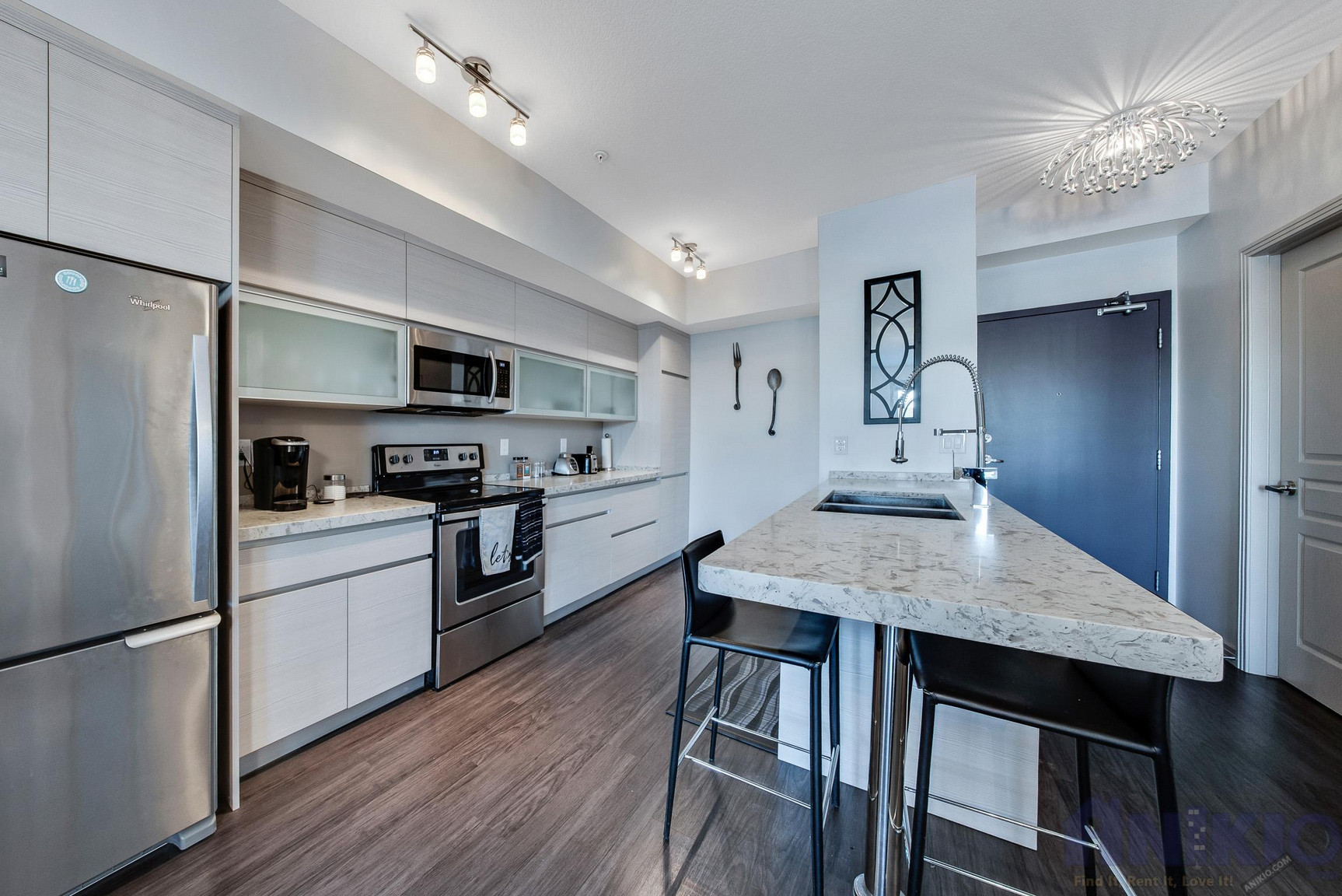 Modern Condo | 2 Bedrooms | 2 Bathrooms - Photo 11