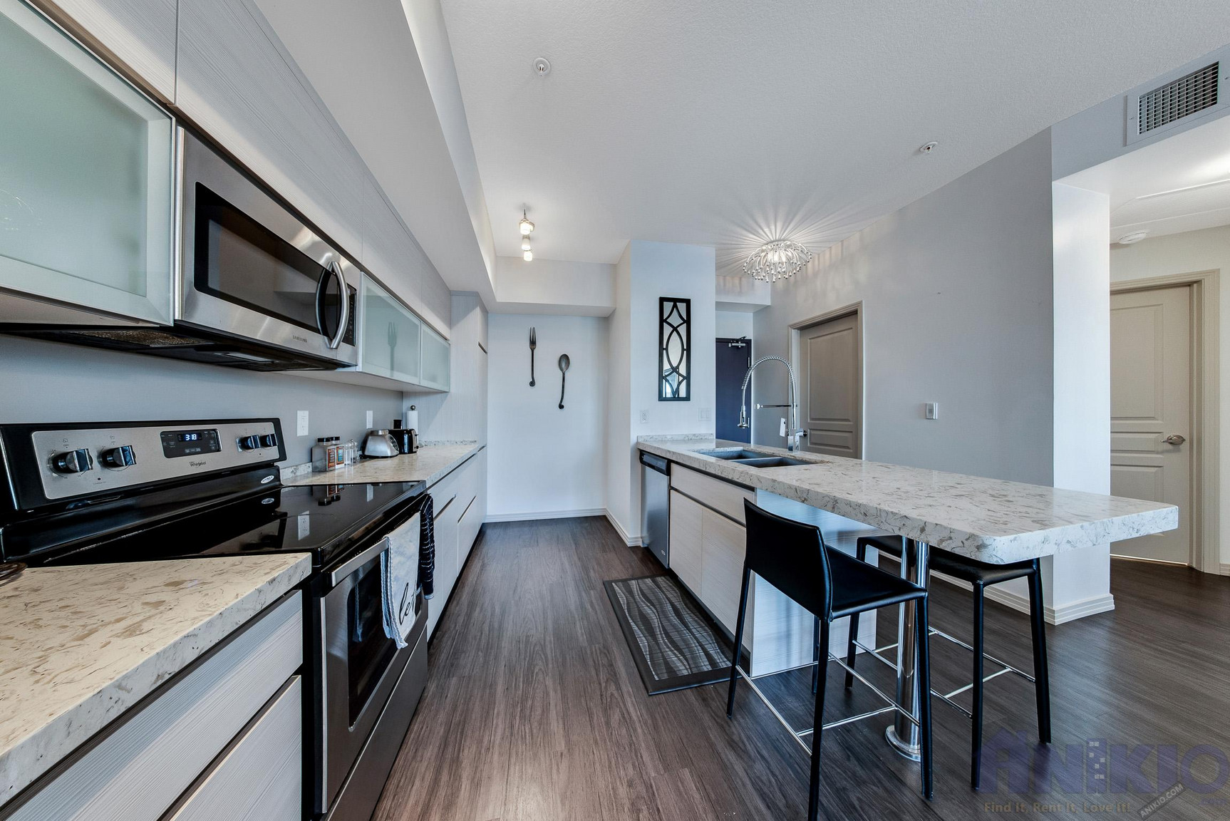 Modern Condo | 2 Bedrooms | 2 Bathrooms - Photo 12