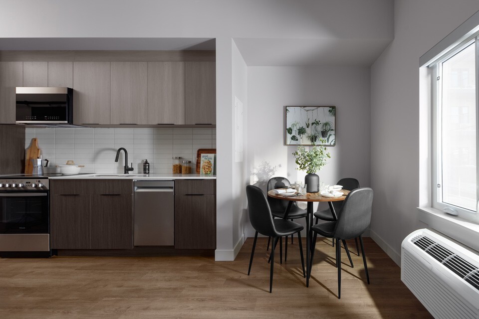 THE AMBROSI - Photo 16