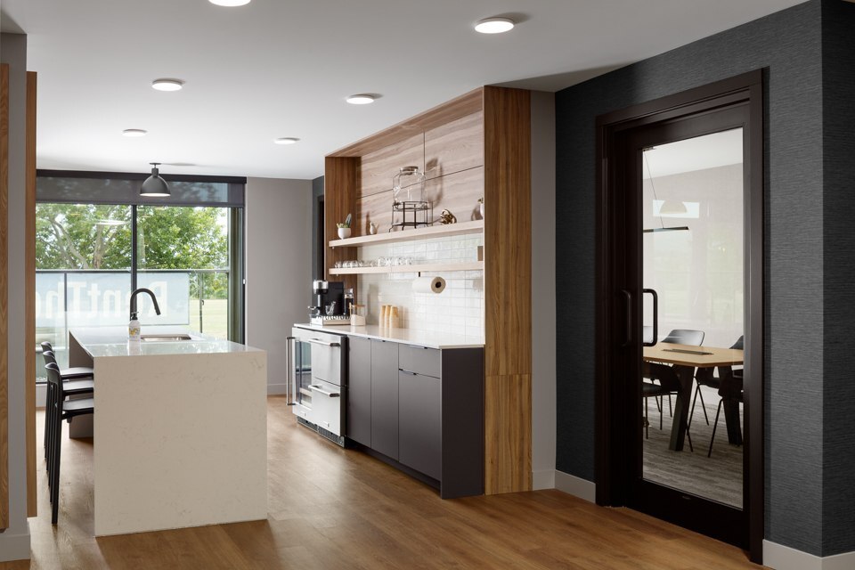 THE AMBROSI - Photo 30