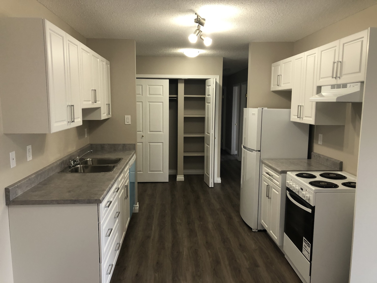 (PN 0872) FREE RENT! Spacious 2 bed 1 bath! Upgraded cabinets and countertops! Balcony! - Photo 3
