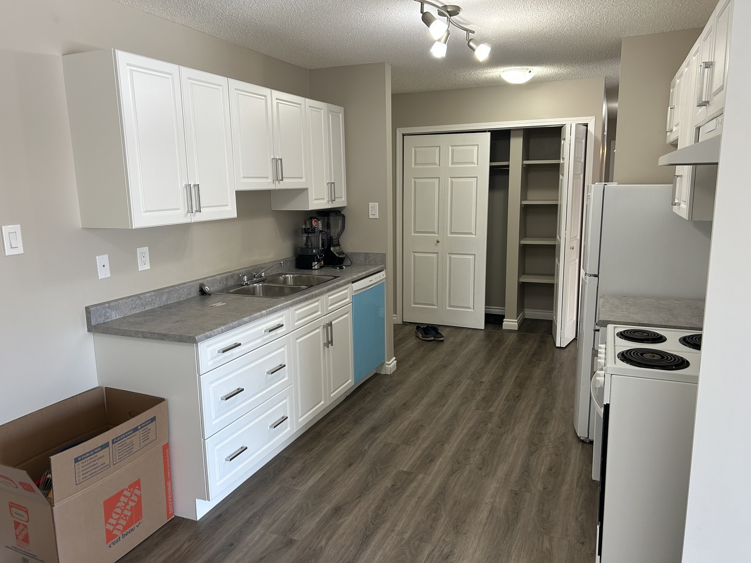 (PN 0872) FREE RENT! Spacious 2 bed 1 bath! Upgraded cabinets and countertops! Balcony! - Photo 4