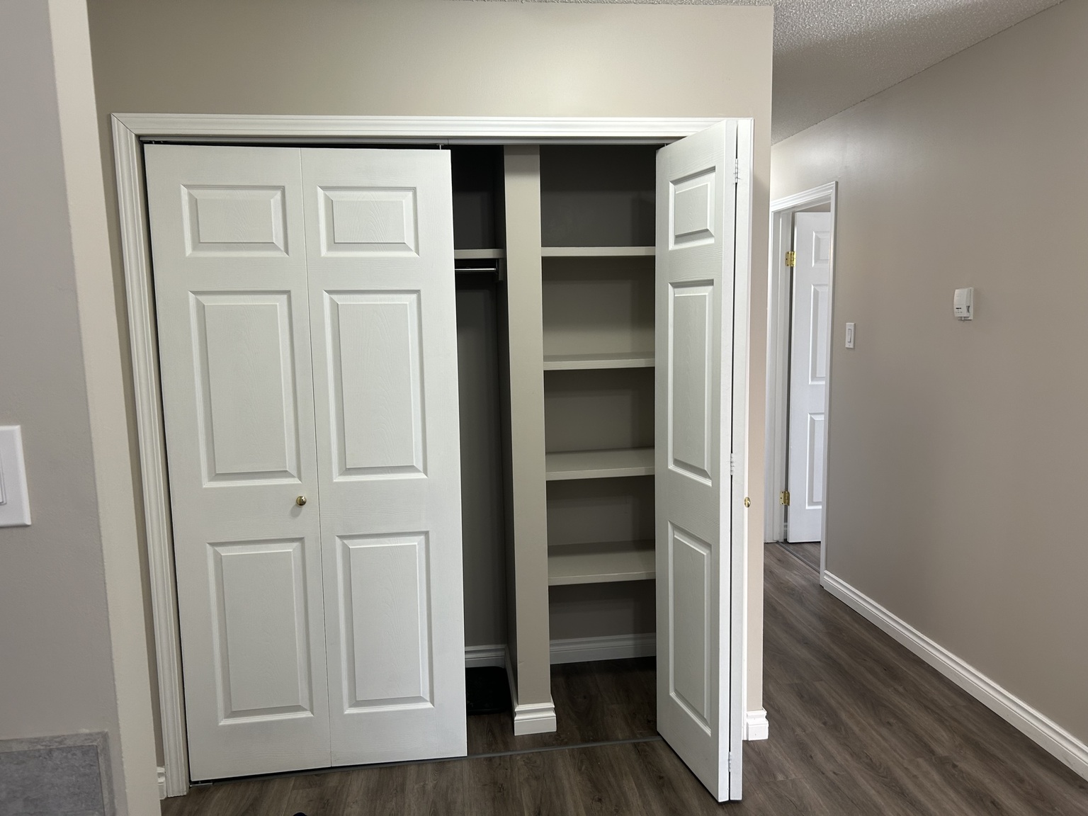 (PN 0872) FREE RENT! Spacious 2 bed 1 bath! Upgraded cabinets and countertops! Balcony! - Photo 8