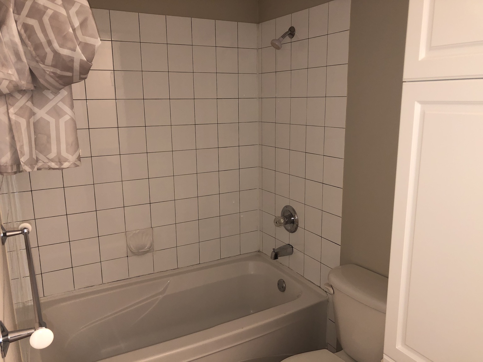 (PN 0872) FREE RENT! Spacious 2 bed 1 bath! Upgraded cabinets and countertops! Balcony! - Photo 9