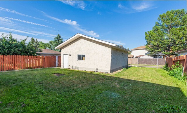 (PN1272-1)Huge Pet-Friendly Pet-Friendly 3 Bed, 1.5 Bath Main Floor Suite - Photo 4