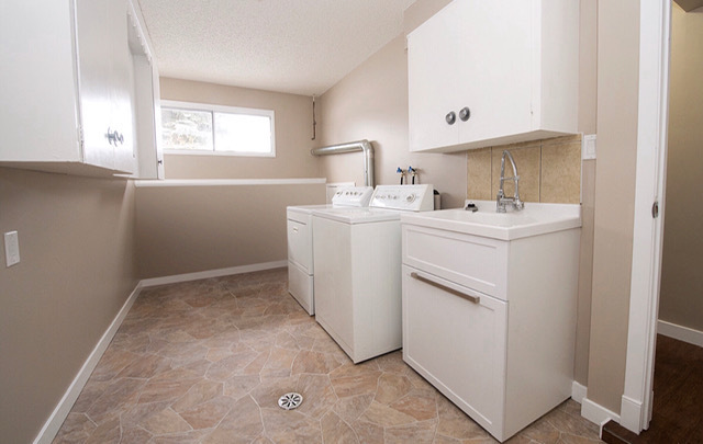 (PN1272-1)Huge Pet-Friendly Pet-Friendly 3 Bed, 1.5 Bath Main Floor Suite - Photo 8