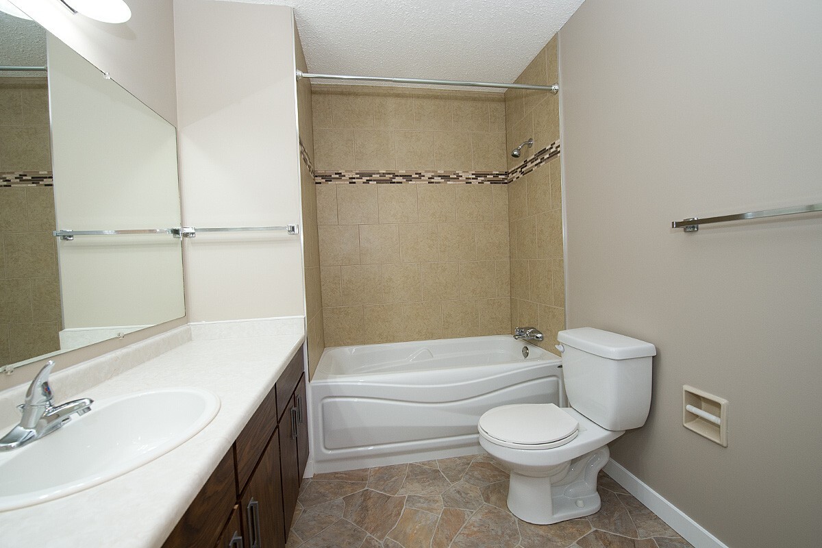(PN1272-1)Huge Pet-Friendly Pet-Friendly 3 Bed, 1.5 Bath Main Floor Suite - Photo 14