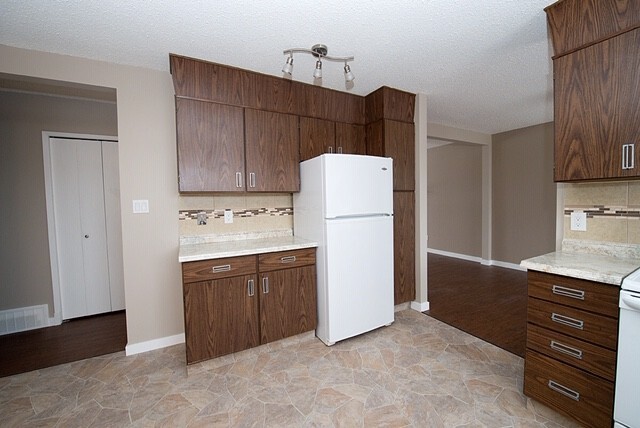 (PN1272-1)Huge Pet-Friendly Pet-Friendly 3 Bed, 1.5 Bath Main Floor Suite - Photo 16